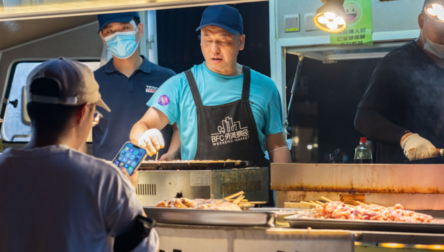 Chinese cities rush to legalize street vendors to boost consumer spending