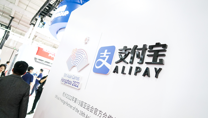 支付宝回应“碰一下被盗刷”：系摆拍