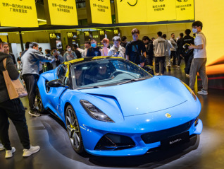 试驾车当新车交付、擅自减配百人维权，路特斯电动化之路的第一炮哑火