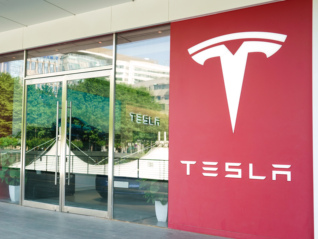 特斯拉起诉无忧传媒等企业，要求其退还新能源汽车补贴