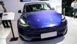 車主頻頻被勾破褲子，特斯拉Model Y座椅滑軌設計引吐槽｜315汽車消費報告