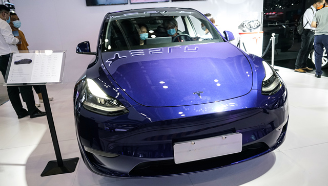 车主频频被勾破裤子，特斯拉Model Y座椅滑轨设计引吐槽｜315汽车消费报告