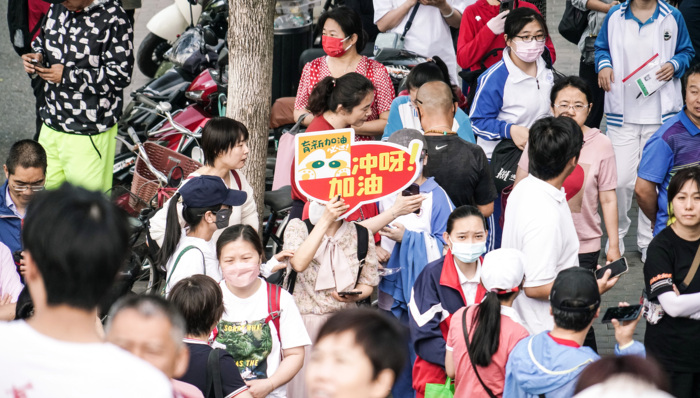 名师张雪峰公司“上四休三”爆火背后，高考志愿填报生意火热