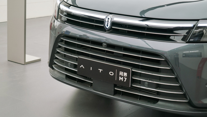 问界新M7单日大定破7000辆：余承东称“起死回生”，赛力斯开通工厂直播