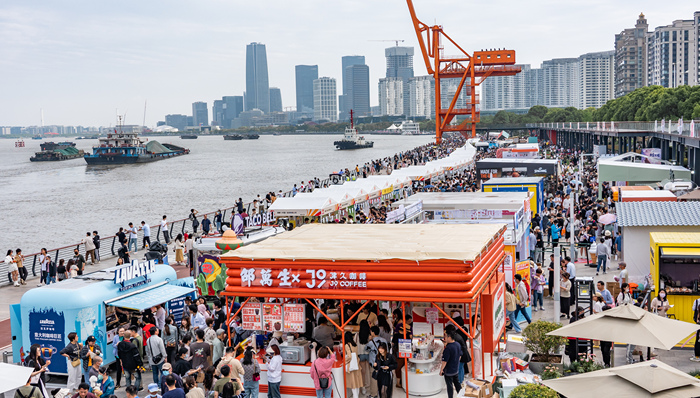 一到假期，时髦的人都向市集涌去