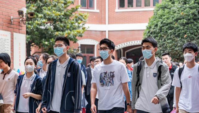 高分段“卷”上天到300分上大学，高考分数线为何两极分化？