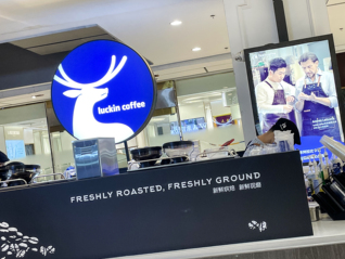 瑞幸被曝店员徒手操作，霸王茶姬已就类似情况发布处理通报