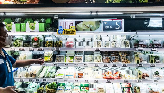 抢盒马美团生意，零食很忙们“卖菜”求生？