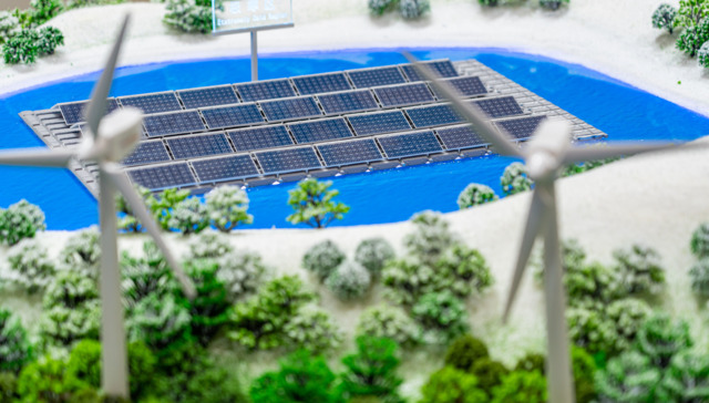 三个月宣布80亿投资，华东重机跨界光伏自救