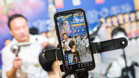 优思益塌房始末：明星集体道歉背后，假洋牌与代工厂的真相