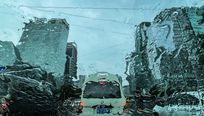 北京暴雨保险保障进行时！财险业已收到978件报案，救援遇险车辆人员65次