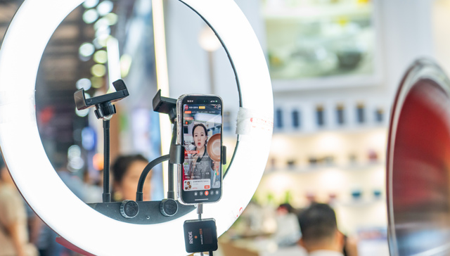 1500万粉丝博主“彩虹夫妇”暂停直播，两年带货约32亿元