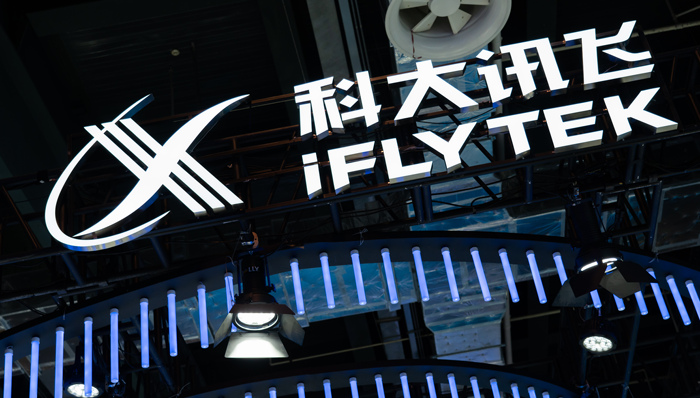 科大讯飞再发AI翻译耳机，厂商自研大模型的意义是什么？