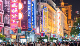 从一座城到一家小吃店，年轻人的旅游目标正越来越“小”