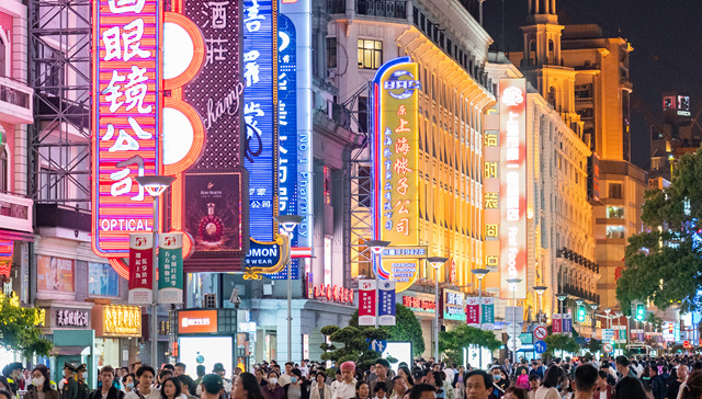 五一游客挤爆网红餐厅和奶茶店，不管在北上广还是小城镇