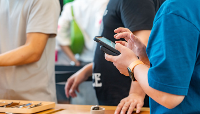 市值一夜蒸发超470亿美元，苹果iPhone 15被华为阻击，机构看法不一