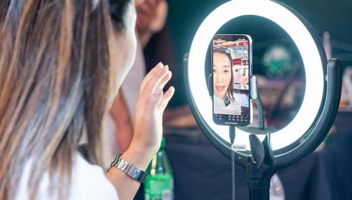 东方甄选,直播带货,俞敏洪,小红书,抖音,TikTok