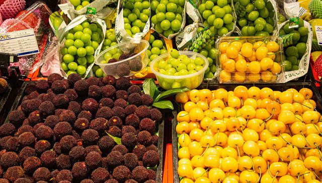 车厘子三个月内降价超七成，高端水果价格为何频现“膝盖斩”？