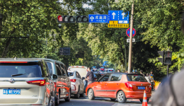 开车19个小时还没出省，假期第一天哪座城市最堵？