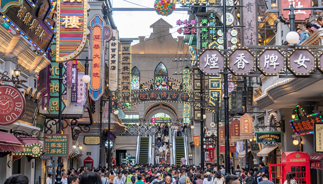 National holiday tourism boom: record numbers and challenges