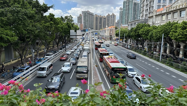 上海市委常委会通过实施城市更新行动加快推进的意见