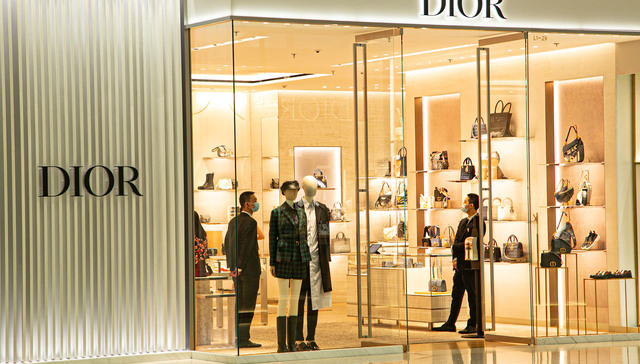 沪深港股市大涨，国际奢侈品集团的股价也疯了