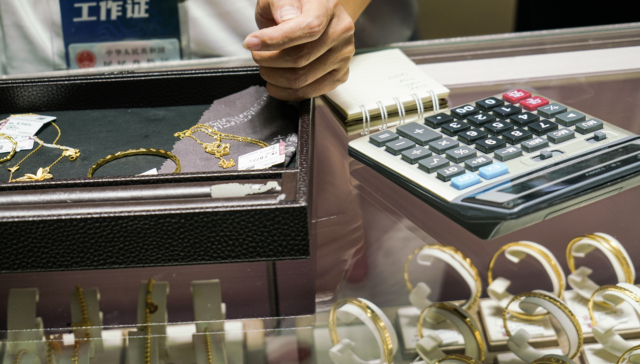 IPO雷达｜周六福三闯A股后改道港交所，依赖加盟商遭质疑，频繁更换保荐机构