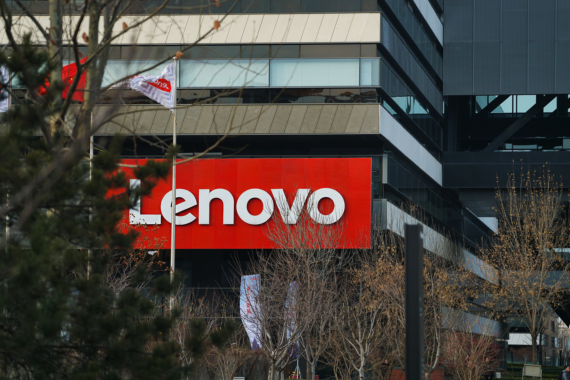 存储冲击、ISG重组，联想继续押注AI推理