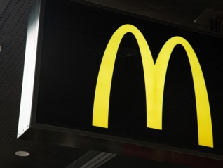 麦当劳中国餐厅员工的制服“上新”了