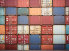 【出海头条】绕路、涨价、财务压力……中企在霍尔木兹海峡外等转机