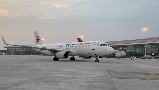 东航航班突发故障备降厦门，亲历者：机舱剧烈抖动