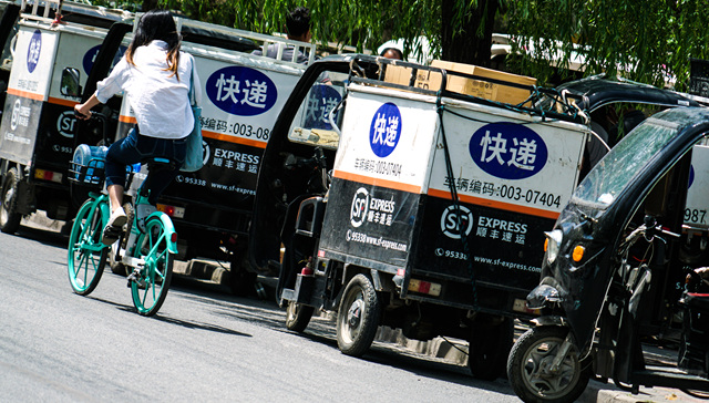 Pickup artists - Couriers relying on cowboy collections