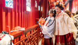 “宇宙中心”曹县，靠一条裙子再度翻红