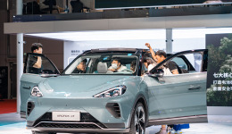 北汽蓝谷预计2023年亏损超50亿元，首款华为智选车将亮相北京车展