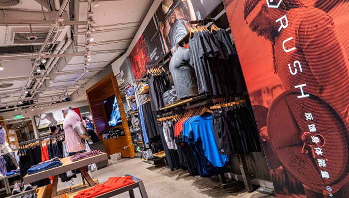 亏了两亿美元，创始人回归的安德玛仍在自救