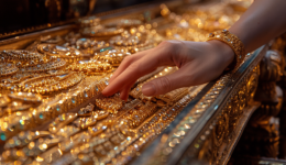 金价屡创新高，挂钩黄金的理财产品还值不值得买？