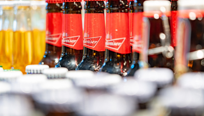 百威亚太一季度在华销量和收入齐降，它要用超高端产品扳回一局