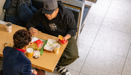 揭秘，连锁餐企的汉堡，原来都是“同门师兄弟”