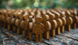 “卖方大佬”邓海清离开中航基金、下一站中加基金，中小公募持续“挖人超车”