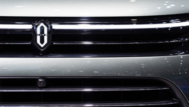 赛力斯股价罕见跌停，此前市值超越理想汽车