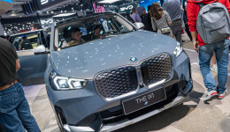 机圈猛攻，宝马深陷“尴尬”：打不过，也逃不开