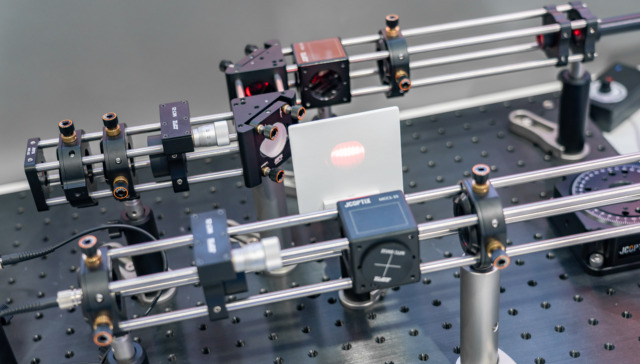 研报新知| 这家光学元件翘楚业绩大增，机构给予买入评级