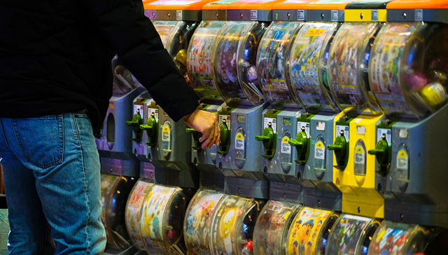 “电子宠物”回归，扭蛋、卡牌、陀螺热卖，万代多美等大厂有这些趋势品类