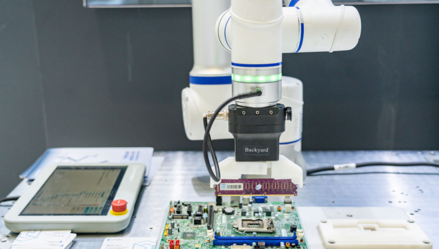 魔方复原、积木拼搭，工博会上这些机器人新产品亮相