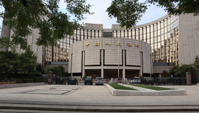 潘功胜：将中小金融机构化险纳入各省份一揽子化债方案