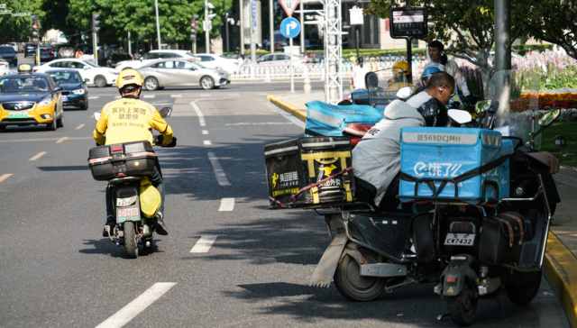 “秋天的第一杯奶茶”，外卖平台又爆单了