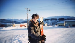 “顶流”哈尔滨冰雪大世界开园，游客寒冬清晨排队，“臻享票”被黄牛炒到万元