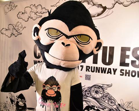 不。你们一定好奇这只可爱的大猩猩到底是谁扮的呢?今天谜底就揭晓啦!!!
![