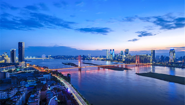 高负债的保利|诗与远方交给万科、恒大，我们依然猛攻房地产业务