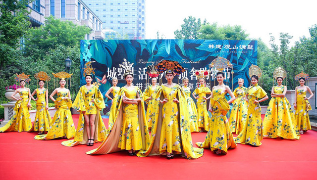 超两千人争访！韩建观山源墅顶奢购物节席卷京城